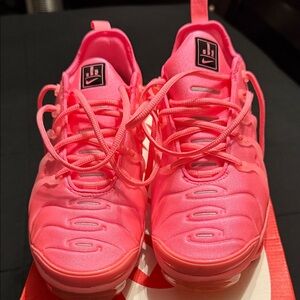 BRAND NEW VaporMax Plus Nike Women's Bright Pink Sneakers
